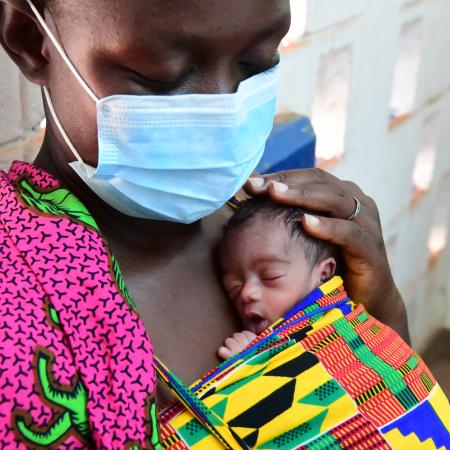 Permanent link to Image: https://weshare.unicef.org/archive/-2AM408XA6893.html Soro Sali, a 39 years old woman is practicing Kangaroo, at the Regional Hospital of Korhogo, in the North of Côte d'Ivoire. 