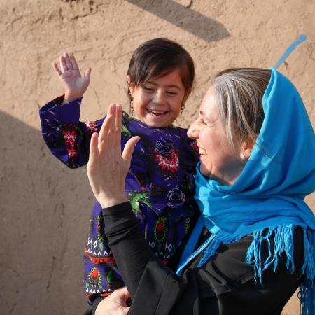 Sam Mort, la cheffe des communications d’UNICEF Afghanistan, tient la jeune Parwana dans ses bras.