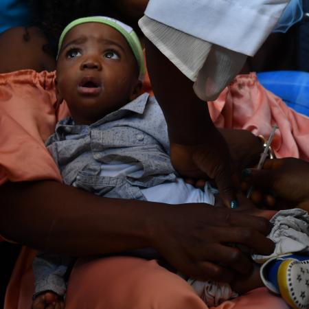 Theodore, a six-month-old child, received his first injection of the “RTS, S” vaccine to the encouragement and songs of nurses at a small hospital in the town of Soa, 20 km from the capital Yaoundé, one of the numerous vaccination centers in 42 districts declared “priority” by the government of Cameroon.