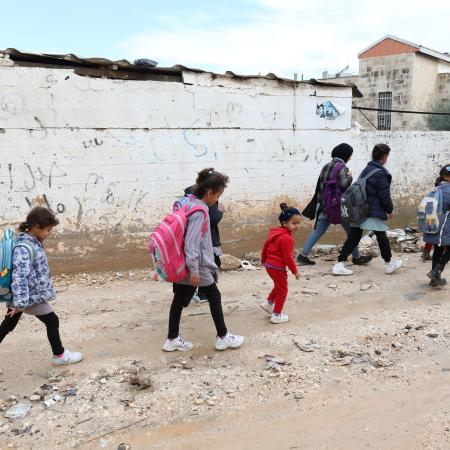 Des enfants retournent à l'école à pied au milieu des décombres dans les rues de Jénine, en Cisjordanie.
