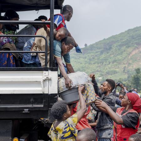 Des réfugiés congolais fuyant les affrontements en cours dans l’est de la République démocratique du Congo transportent leurs biens en arrivant au camp de transit de Rugerero à Gisenyi, le 28 janvier 2025.