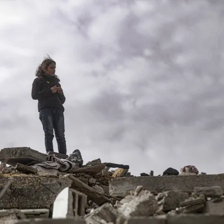Un enfant gazoui se tient sur des décombres dans le nord de Gaza.