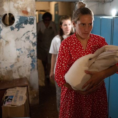 Hanna’s 25-year-old mother Oksana tries to lull her daughter to sleep. 