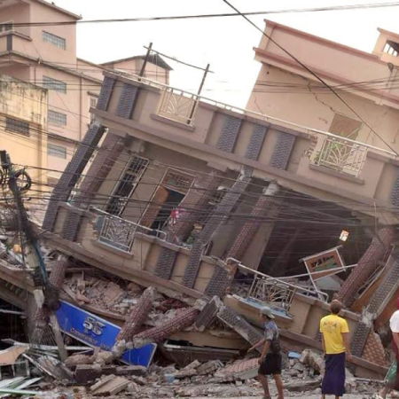 Un bâtiment au Myanmar gravement endommagé, avec des murs effondrés et des débris, à la suite d’un puissant tremblement de terre.