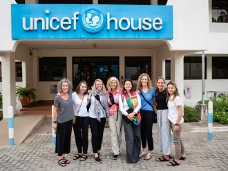 Des participantes au programme Bâtisseuses d’avenir sont photographiées à l’extérieur des bureaux d’UNICEF Ghana.