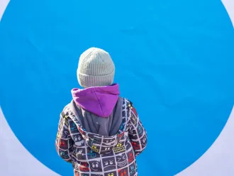 Un enfant debout devant un hub Blue Dot