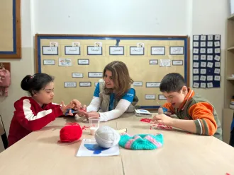 Bayan a visité l’Association First Step Together (FISTA) à Tripoli, où des enfants et des jeunes ayant des handicaps légers à sévères ainsi que de l’autisme sont soutenus dans trois centres du nord du Liban.