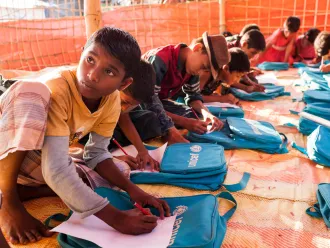Enfants rohingyas à l'école