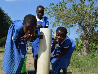  Filles buvant de l'eau au Malawi