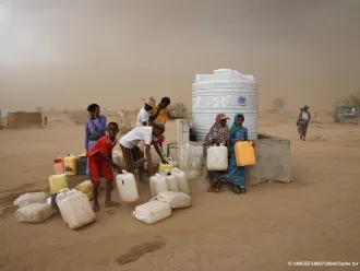 Des enfants puisent de l'eau à Hajjah au Yémen