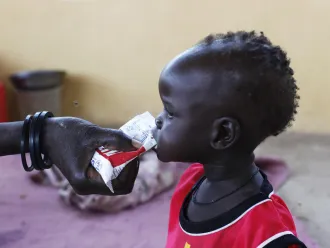 Un enfant est traité pour malnutrition