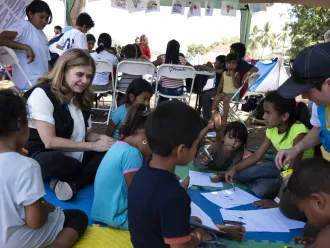 Paloma Escudero visite des enfants à la frontière entre le Guatemala et le Mexique 