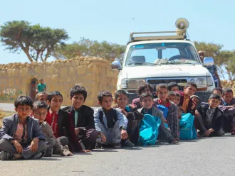 Des enfants attendent pour se faire vacciner à Dhamar, Yemen 