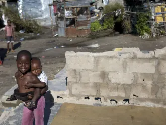 Un Garçon porte un jeune enfant