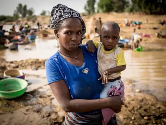 Ramata Diallo, 40 years old, has been an artisanal miner in Massakama for 3 years. She lives directly on the site with her husband Mamadou Diallo and their 5 children. Hachime, 11 months, is her youngest child. 