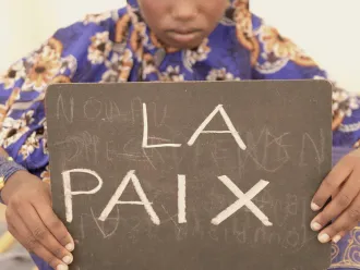 une jeune fille souhaite la paix