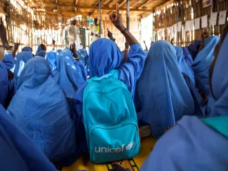 Jeunes filles à l'école dans un centre d'apprentissage temporaire à Maiduguri