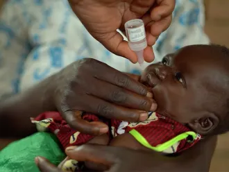 Un enfant se fait vacciner par voie orale au Malawi