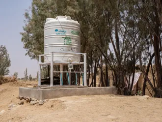 An emergency water tank installed at a camp for IDPs in Yemen.