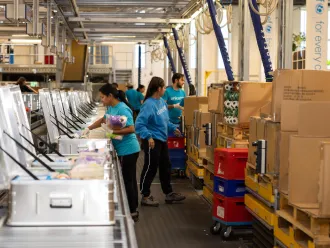 Les employés et les volontaires de l'UNICEF emballent les cartons pour l'expédition.
