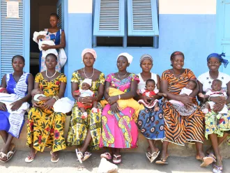 des femmes devant une clinique en Côte d'Ivoire