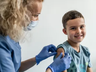 À Cracovie, en Pologne, Mykyta, 6 ans, reçoit ses vaccins.