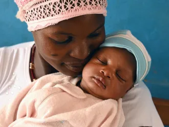 Irayou, âgée de 24 ans et mère de quatre enfants, avec son petit dernier au centre de santé de Sambakaha, dans le nord de la Côte d’Ivoire.