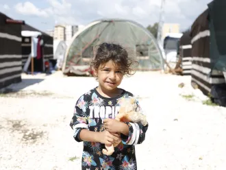 A little girl holding her toy at a temporary shelter in Hatay, Türkiye, after two devastating earthquakes hit south-east Türkiye on 1 May 2023.
