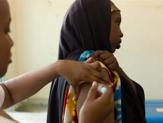 Une femme enceinte se fait vacciner contre le tétanos à l’hôpital provincial de Garissa, au Kenya.
