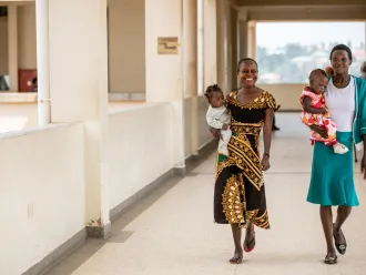 Deux femmes et leur bébé dans une clinique