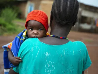 Veronica Marco Bareza et son plus jeune enfant, Moubarak (9 mois), sont en route vers l’hôpital de Wau, au Soudan du Sud. Elle a été infectée par le VIH par son second mari, un soldat porté disparu depuis la résurgence du conflit au Soudan du Sud en 2016.