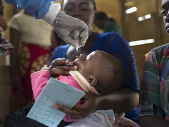 Baby in the DRC receiving liquid vaccine