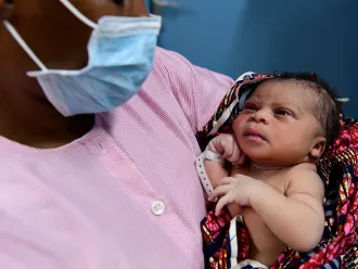 Permanent link to Image: https://weshare.unicef.org/archive/-2AM408X02PVN.html A nurse gives the first care, with a mouth mask, to a newborn in the health center of Port Bouet, a suburban f Abidjan, in the South of Côte d'Ivoire