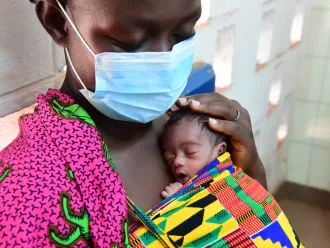Permanent link to Image: https://weshare.unicef.org/archive/-2AM408XA6893.html Soro Sali, a 39 years old woman is practicing Kangaroo, at the Regional Hospital of Korhogo, in the North of Côte d'Ivoire. 