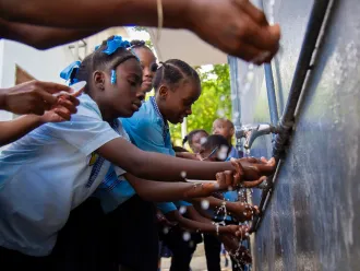  ​ 65 / 5,000 Translation results Translation result Des étudiants se lavent les mains dans le dispositif de lavage des mains construit par l'UNICEF.
