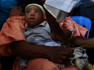 Theodore, a six-month-old child, received his first injection of the “RTS, S” vaccine to the encouragement and songs of nurses at a small hospital in the town of Soa, 20 km from the capital Yaoundé, one of the numerous vaccination centers in 42 districts declared “priority” by the government of Cameroon.