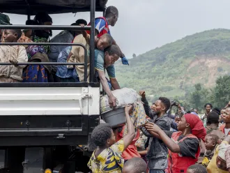 Congolese refugees fleeing ongoing clashes in eastern Democratic Republic of Congo carry their belongings as they arrive at the Rugerero transit camp in Gisenyi on January 28, 2025.