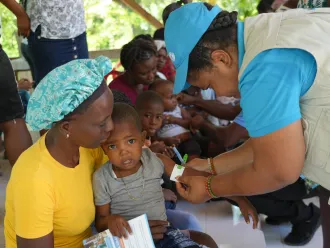 Un enfant est examiné pour détecter une éventuelle malnutrition sur un site mobile soutenu par l'UNICEF en Haïti.