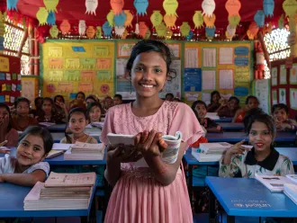 Noor, 13 ans, étudie dans un des centres d'apprentissage que gère l'UNICEF dans les camps de réfugiés de Cox's Bazar, au Bangladesh. 