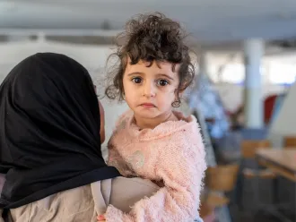 Une mère tient son enfant dans ses bras au Liban