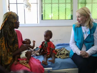 La directrice générale de l'UNICEF, Catherine Russell, s'entretient avec une mère dont les enfants reçoivent un soutien nutritionnel en Somalie.