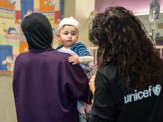 Un enfant est tenu par sa mère dans un hôpital de Beyrouth.
