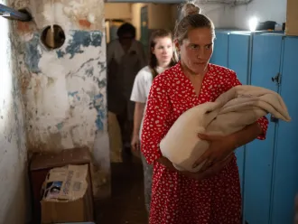 Hanna’s 25-year-old mother Oksana tries to lull her daughter to sleep. 